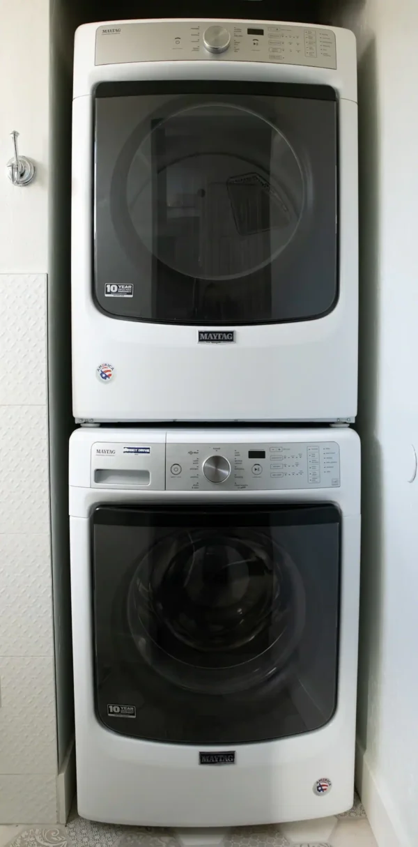 A white washer and dryer stacked on top of each other.